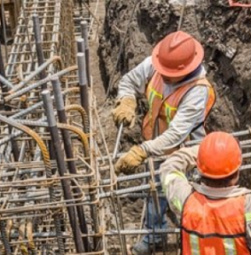 trabajador-de-la-construccion-amarrand-un-castillo
